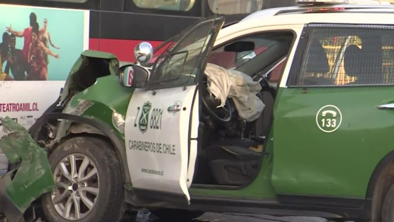 Patrulla de Carabineros chocó contra bus RED en Pudahuel: Hay dos funcionarios policiales heridos