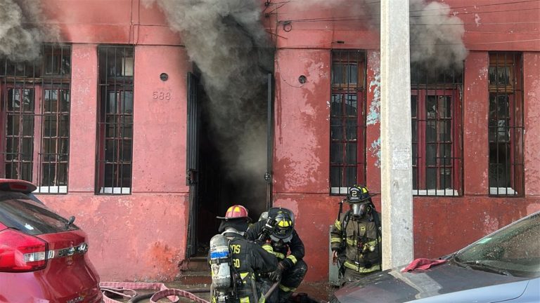 Incendio afecta a vivienda en la comuna de Recoleta