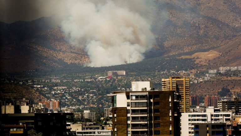 Incendio forestal afecta ladera de cerro San Carlos de Apoquindo en Las Condes