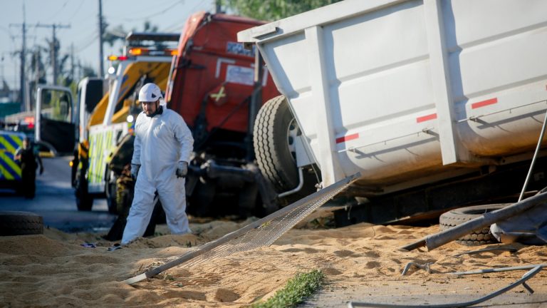 Camión desbarranca en autopista y deja a peatón lesionado: Conductor fue detenido en ropa interior