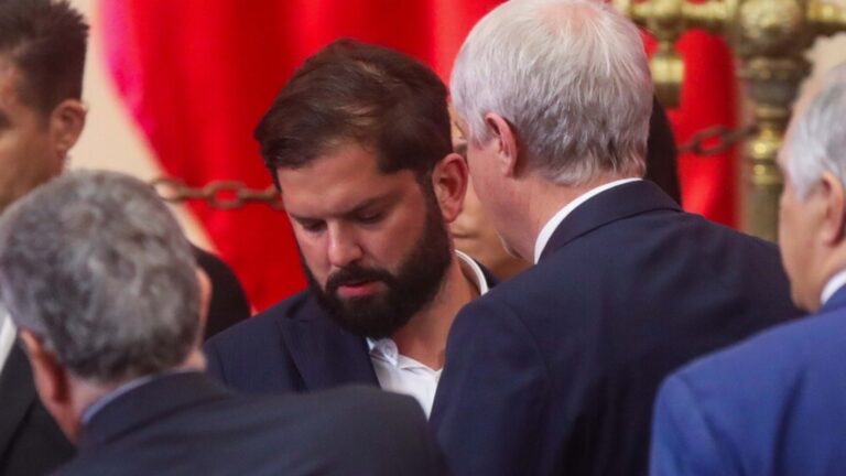 Así fue el comentado saludo entre Gabriel Boric y José Antonio Kast en la inauguración del Congreso Futuro