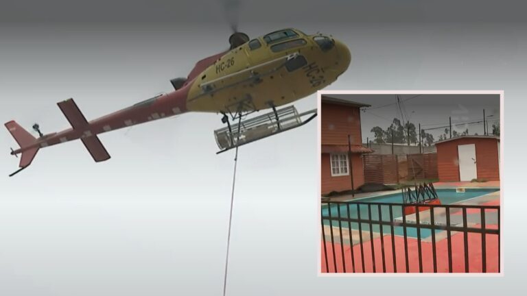 Sacando agua desde una piscina: Así combaten foco de incendio en Altos de Parra