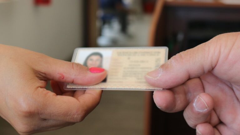 Contraloría detectó que dos comunas de la RM entregaron licencias de conducir a personas privadas de libertad