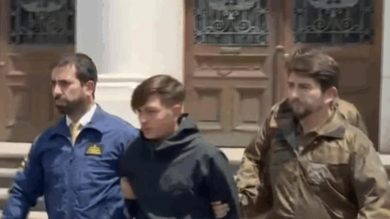 Extraditan desde Argentina a acusado por ataque a funcionario de Carabineros en Ñuñoa