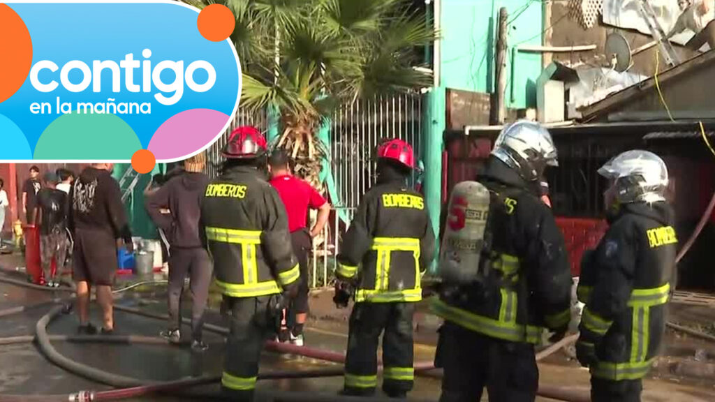 Bomberos sufrieron caída desde techo de casa afectada por incendio en Lo Prado: Dos voluntarios terminaron heridos