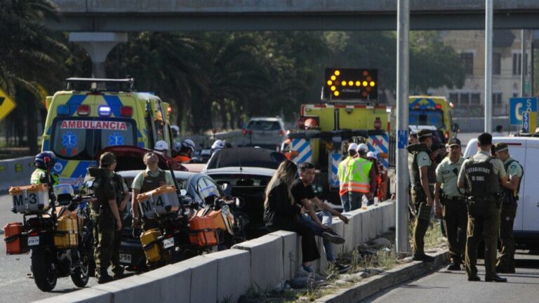 Funcionarios que prestaban ayuda fueron atropellados: Grave accidente deja 7 heridos en Autopista Central