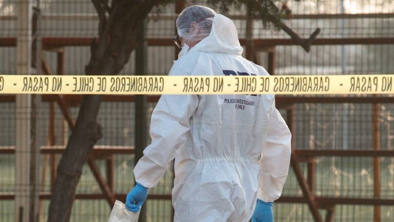 Dos personas fueron baleadas afuera de su casa en Puente Alto: Atacantes se dieron a la fuga