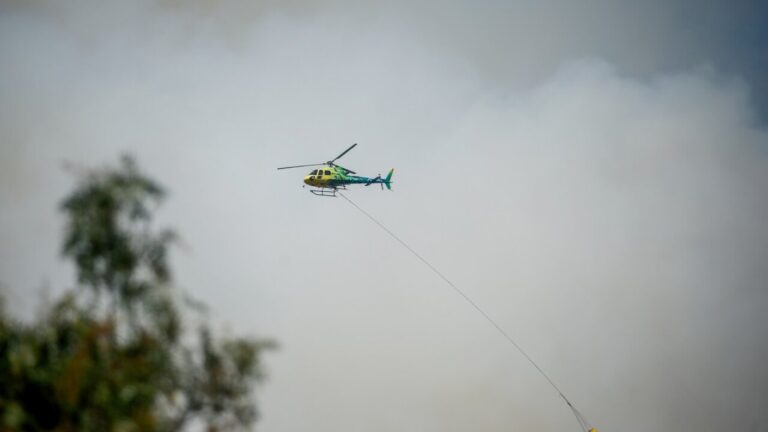 Senapred decreta alerta roja para la ciudad de Chonchi por incendio forestal: Hay amenaza a viviendas