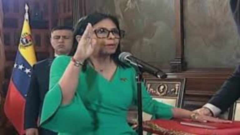 Delcy Rodríguez jura como presidenta encargada de Venezuela: “Con dolor por el secuestro de dos héroes”
