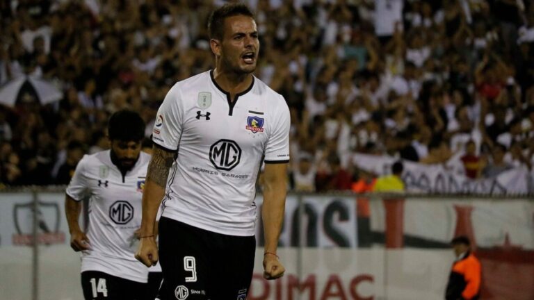 “Pongan garra”: El lienzo que hinchas de Colo Colo le dedicaron en su momento a Octavio Rivero