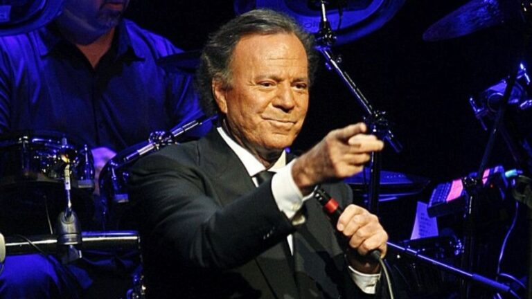 Impacto en España: Dos exempleadas acusan a Julio Iglesias de humillaciones y agresiones sexuales