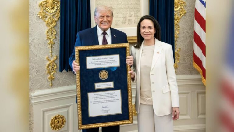 Así fue el momento en que María Corina Machado obsequió a Trump su medalla del Nobel de la Paz
