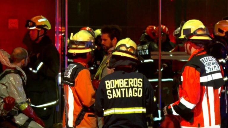 Trabajador muere y dos son rescatados tras caer a pozo séptico en Las Condes