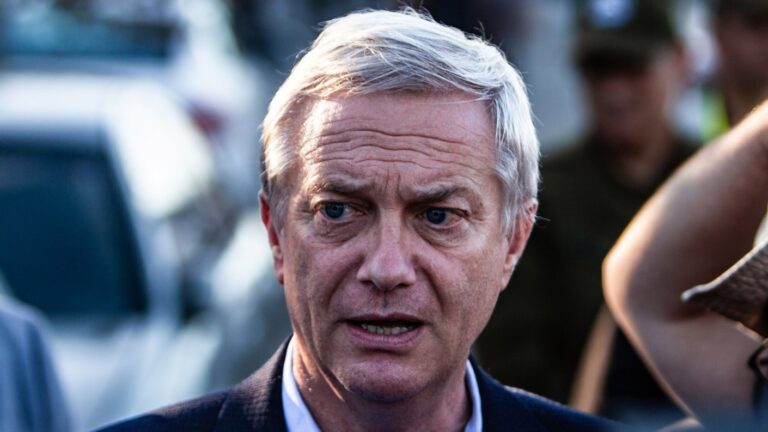 Cancelan vuelo de Kast a El Salvador: Se iba a reunir con Bukele para visitar megacárcel