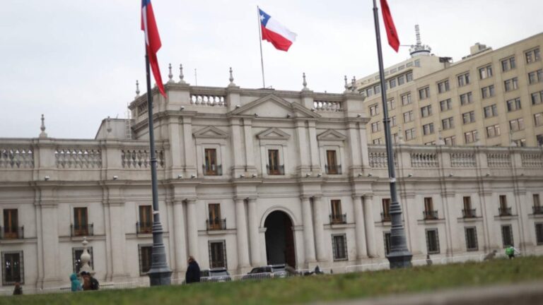 “490 días sin respuesta”: Hijo de gasfiter muerto en La Moneda acusa abandono y silencio del Estado