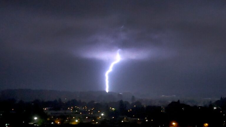 Por tormentas eléctricas: 10 comunas de la Región Metropolitana están bajo Alerta Temprana Preventiva