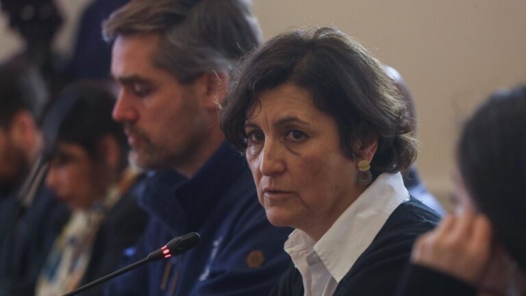 Diputados de oposición piden salida de ministra Aguilera tras polémica por cirugía