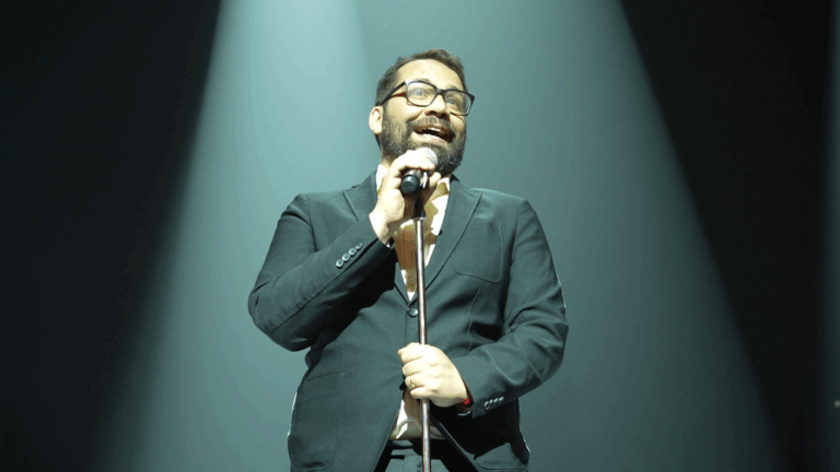 Nicolás Copano debuta en obra de “periodismo performático” en Gran Turno Teatro