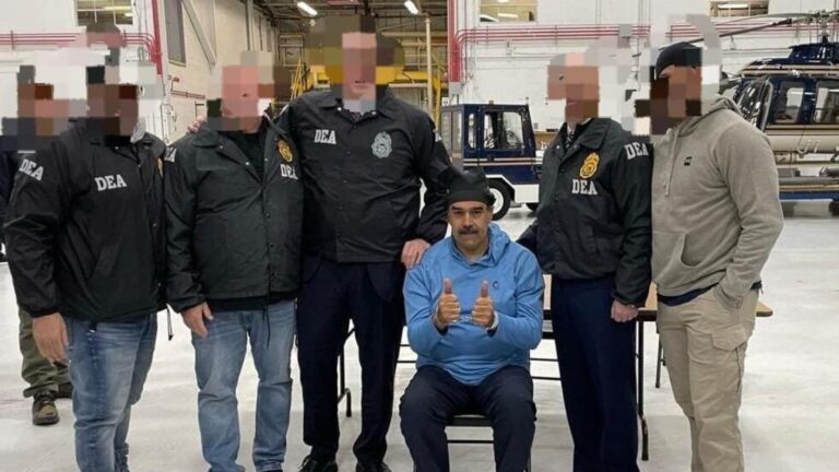 VIDEO | Con buzo y sandalias: Revelan primeras imágenes de Nicolás Maduro bajo custodia en Nueva York