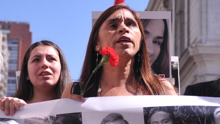 Gendarmería aclara que excarabinero condenado por apremios ilegítimos contra senadora Campillai aún no recibe beneficios