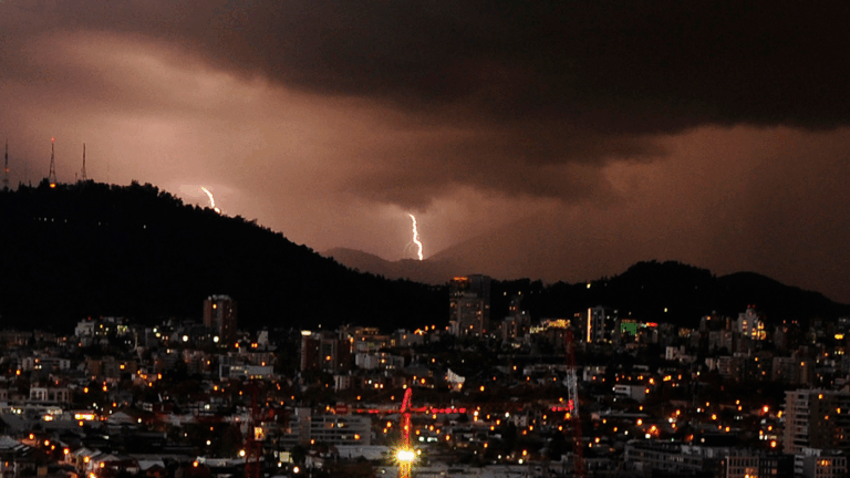 Continúan las tormentas eléctricas en 5 regiones: Revisa las zonas que serán afectadas este domingo