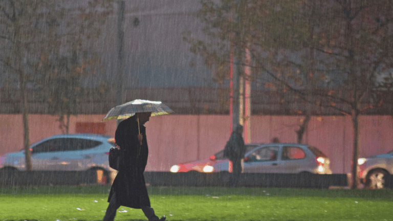 Seguirá lloviendo en Santiago: Sistema frontal se mantendrá en zonas altas de la capital