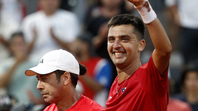 Tomás Barrios y Alejandro Tabilo cumplen y adelantan 2-0 a Chile ante Serbia en la Copa Davis