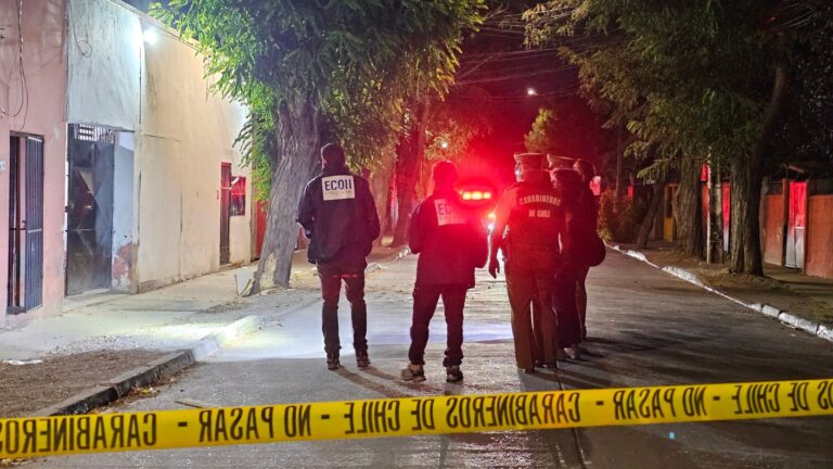 Recibió al menos 15 disparos: Asesinan a tiros a hombre en Quinta Normal mientras guardaba su auto