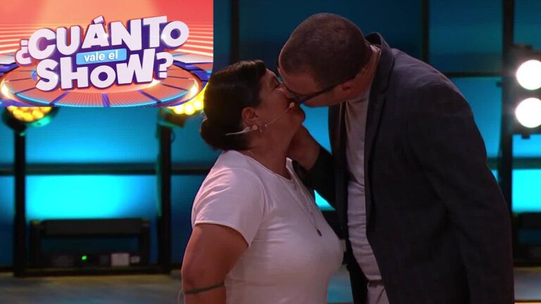¡Con las luces apagadas! Julián no se resistió y besó a querida participante en ¿Cuánto Vale el show?