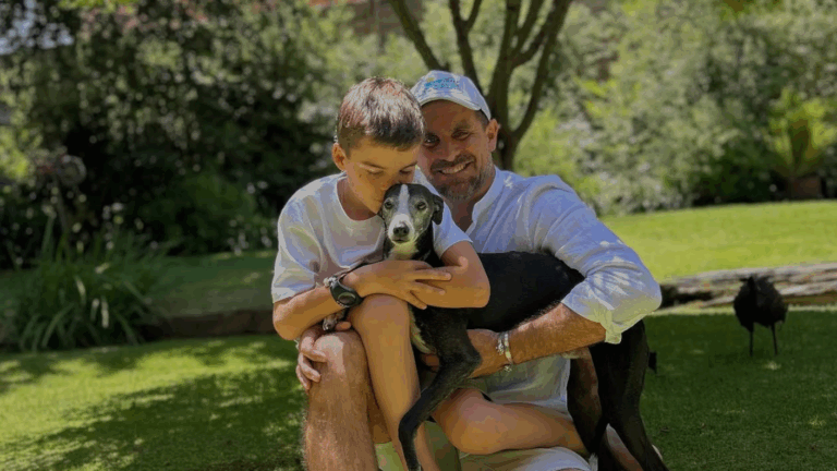 Cristián Arriagada emociona en foto junto a su hijo por San Valentín y redes destacan parecido con Javiera Suárez