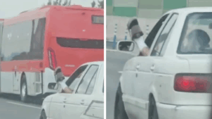 VIDEO | Captan insólito actuar de conductor: Manejaba con pie afuera en plena autopista