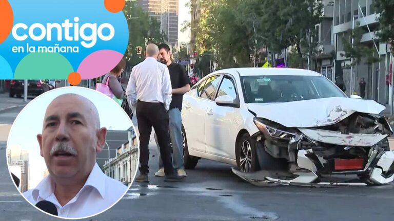 “No alcancé a hacer nada”: Vehículo terminó volcado tras chocar con otro en pleno centro de Santiago