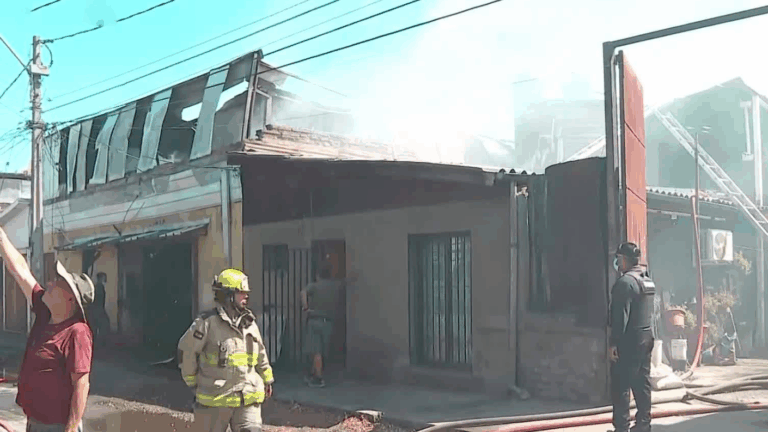 Incendio en taller de autos provoca gran columna de humo en Quinta Normal