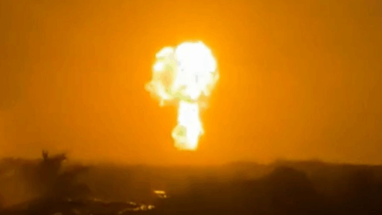 VIDEO | Impactante erupción de volcán en Colombia: Evacúan viviendas cercanas