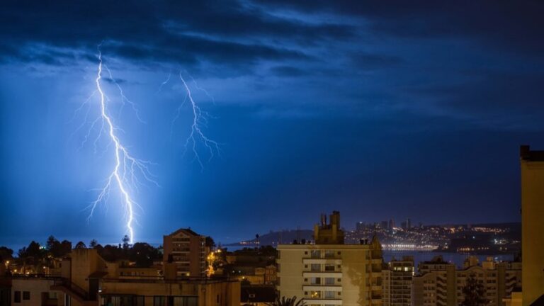 Lluvias, vientos y tormentas eléctricas por dos días: Estas son las 3 regiones afectadas en Chile