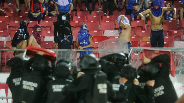 Bengalas, proyectiles e incendio: El duro informe arbitral tras incidentes en duelo de la U vs Audax