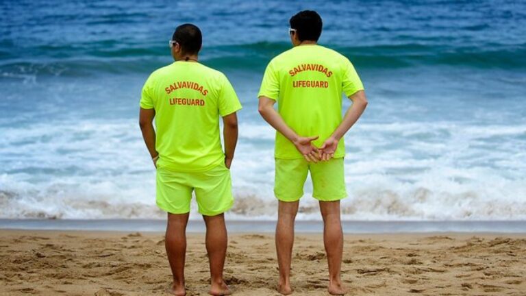 VIDEO | “Hay que andar detrás de las personas”: La ingrata y esencial labor de los salvavidas en playas