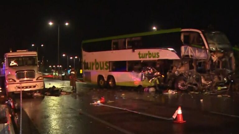 Tragedia en Pitrufquén: Fatal choque entre bus interurbano y camión dejó 2 fallecidos en Ruta 5 Sur