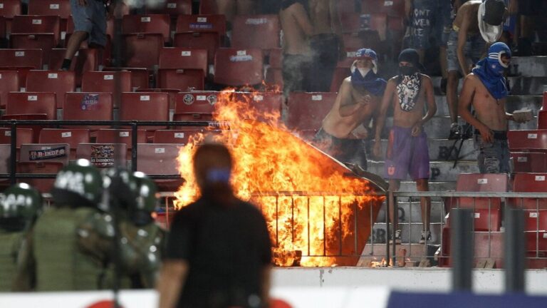 Ya hay 25 sancionados: La U presenta querella tras graves incidentes en partido ante Audax Italiano