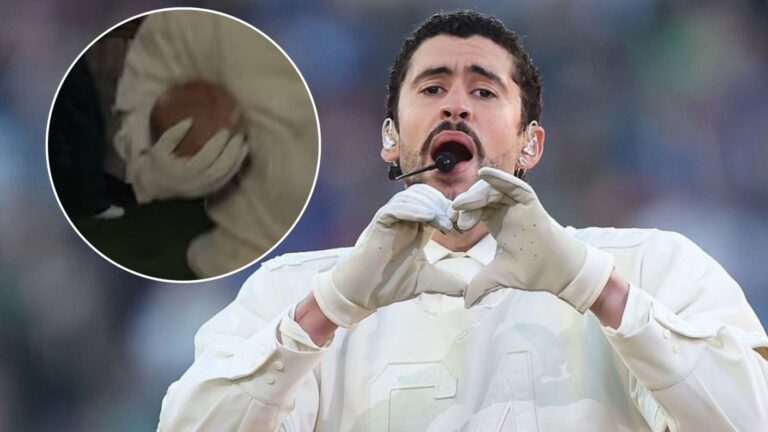 Bad Bunny en el Super Bowl: El mensaje que tenía el balón que sostuvo en su show