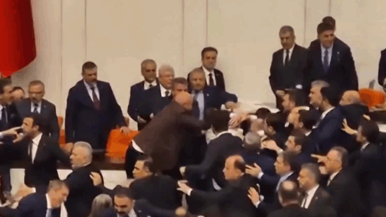 Insólito registro de “batalla campal” en congreso de Turquía: Diputados se enfretaron a golpes