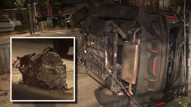 El motor se desprendió del auto: Conductor ebrio protagoniza violento accidente en centro de Santiago