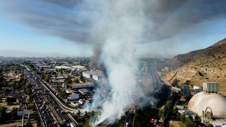 Explosión en Renca: Minsal llama a afectados por el humo a seguir recomendaciones por incendio