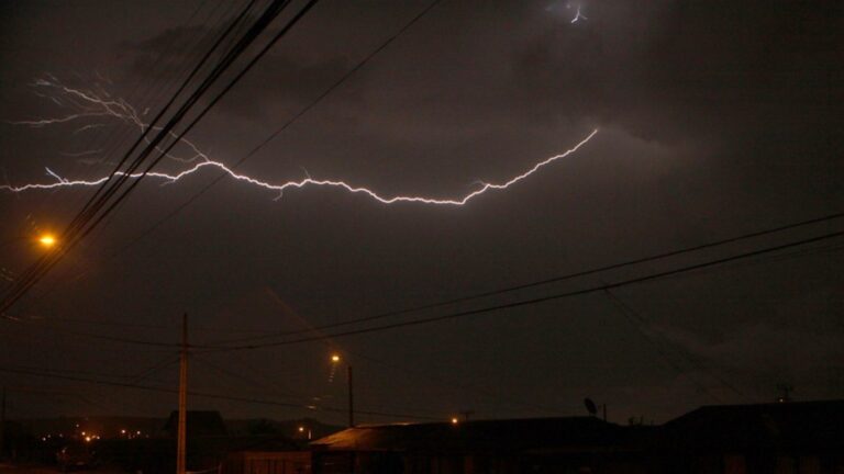 Emiten aviso por tormentas eléctricas en 5 regiones del país por 