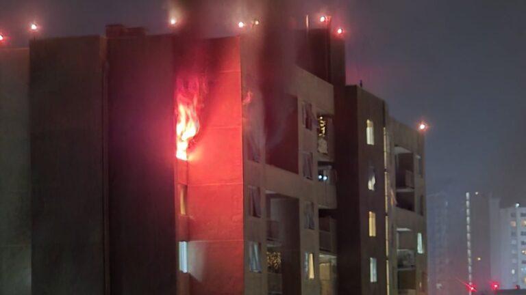 Incendio estructural afectó al piso 14 de un edificio en Estación Central: Se evacuó a todos los residentes
