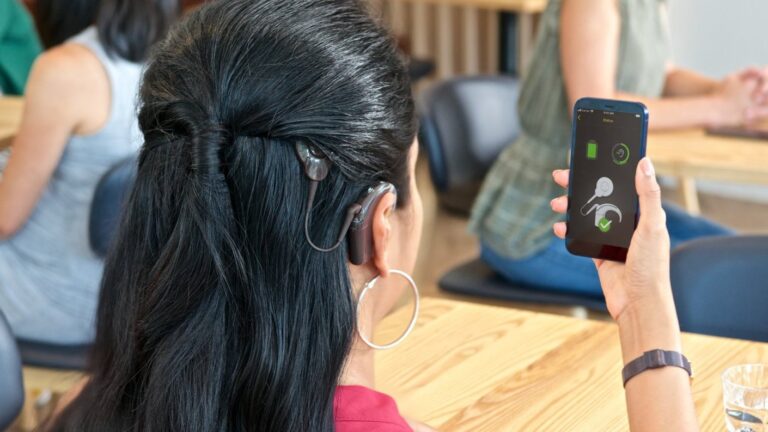 Día Internacional del Implante Coclear: A casi 50 años de la revolución que rompió el silencio