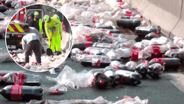 VIDEO | Dejó lleno de bebida: Camión volcó casi toda su carga en autopista tras fallida maniobra