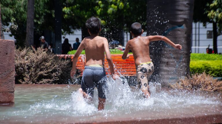 Hasta 35° en Santiago: Anuncian calor extremo en la zona central del país