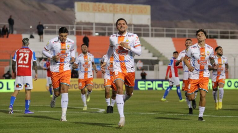 Cobresal se hace fuerte en la altura y vence a la UC en una lluvia de goles