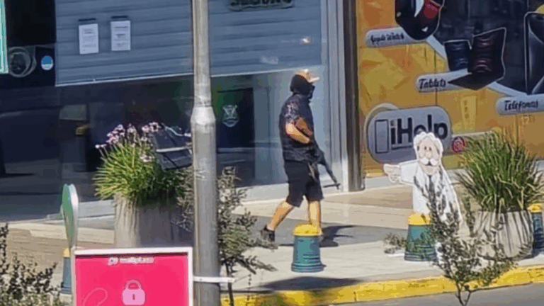Investigan asalto con arma de guerra al interior de mall en Santiago: sujetos se dieron a la fuga